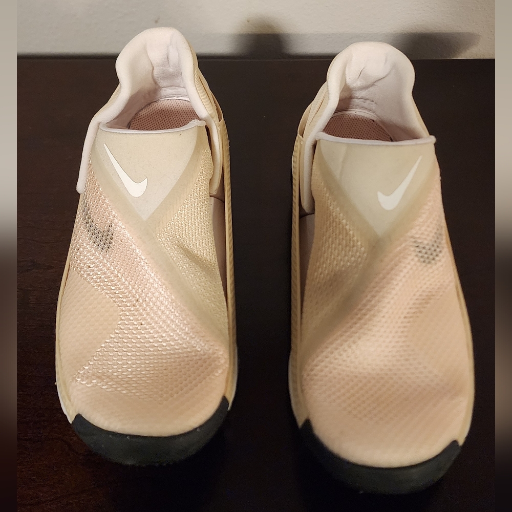 New! Nike Go FlyEase- Sandrift (Womans). Size US 8.5, UK 6, EUR 40. Never worn.
